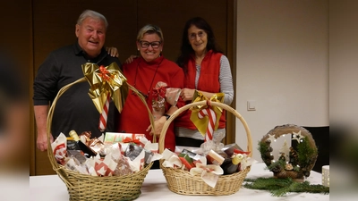 Franz Danhauser, Monika Poss und Monika Kunz (von links) erhielten Geschenke für ihren engagierten Einsatz beim Offenen Singen in Waldsassen. (Bild: Hermann Müller)
