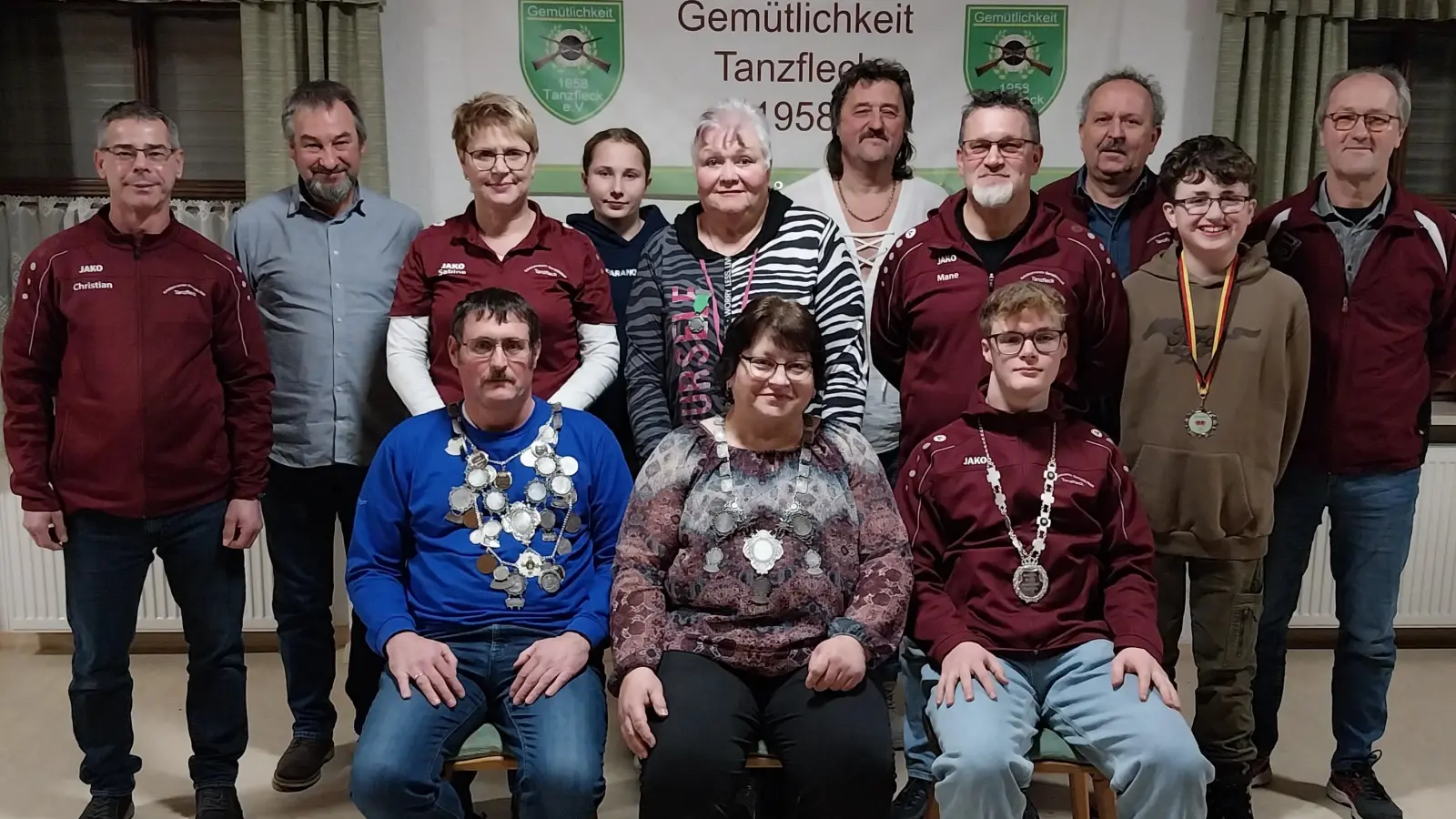 sitzend von links: Schützenkönig Richard Pröm, Liesl Karin Ertl, Jugendkönig Julian Pröm; stehend von links: Sportleiter Christian Ertl, 2. Schützenmeister Markus Götz, Sabine Ertl, Marlies Döbereiner, Waltraud Dicks, Josef Fellner, 1. Schützenmeister Manfred Rauscher, 2. Sportleiter Olaf Bracke, Melvin Lohr, Jugendleiter Erhard Fellner (Bild: Oliver Schmidt)