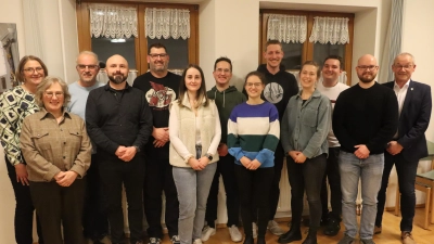 Die neu gewählte Vorstandschaft mit Erstem Vorsitzenden Sebastian Zapf (3.v.r.), Dirigent Miroslaw Zgrzendek (4.v.l.) und Bürgermeister Erwin Geitner (r.) (Bild: Michael Rabenhofer)