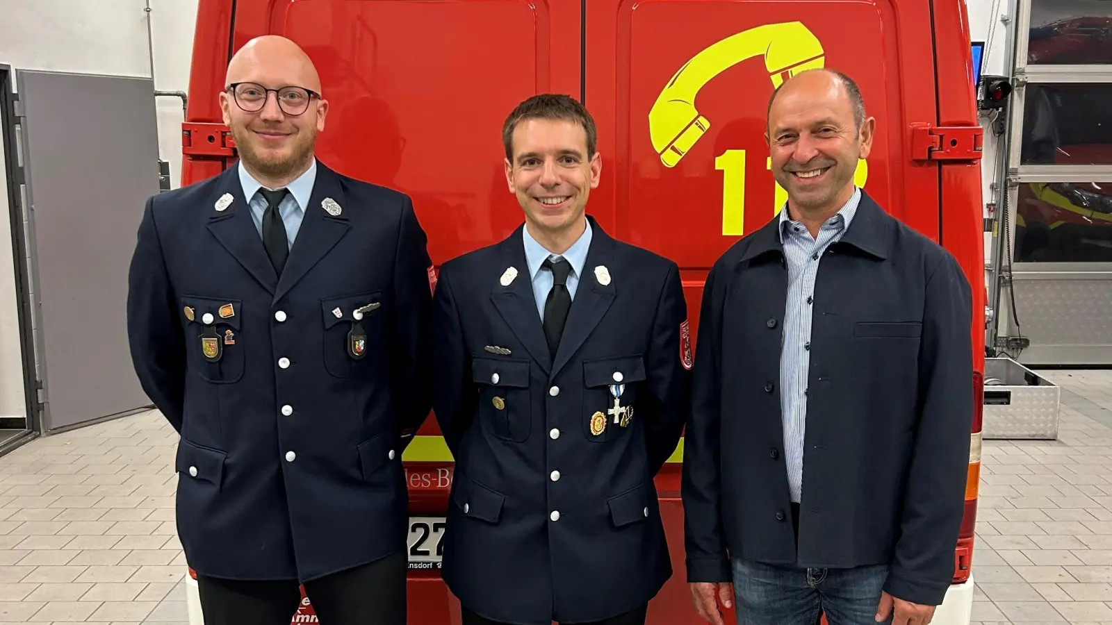 Stellv. Kommandant Florian Hauer (Links) , Kommandant Markus Feulner (Mitte), <br>Bürgermeister Hans Ram (Rechts) (Bild: Hans Ram)