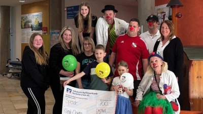 Spendenübergabe des FC Diessfurt, , vorne v.l.n.r.: Emilia Eckert, Anja Eckert, Manuela Brors, Fabian Gilch, Celina Gilch, Jürgen Gilch (1. Vorsitzender), Alexandra Schick, hinten v.l.n.r.: Alicia Reichl, Christian Reichl und die KlinikClowns „Dr. Beppo“ (hinten) und „Dr. Trudi Eierfleck“ (vorne) (Bild: Alina Schick)