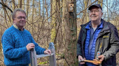 Nach erfolgreicher Montage: Gerhard Reichl und Hans Heinrich. (Bild: Verena Bauer)