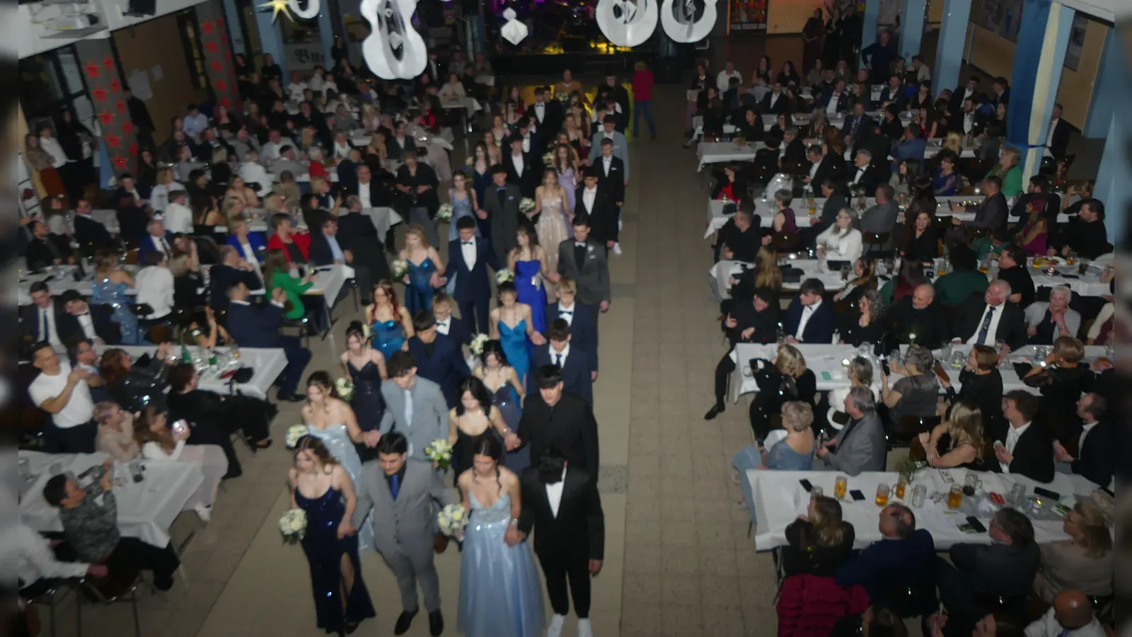 Mit einer festlichen Polonaise eröffneten die Absolventen von Wirtschaftsschule und Sonderpädagogischem Förderzentrum eine schwungvolle Ballnacht.  (Bild: Walther Hermann)