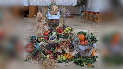 Erntedankaltar in der Pfarrkirche St. Vitus Ursensollen. (Bild: Manuela Popp)