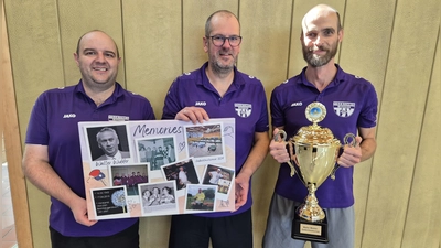 Die siegreiche Mannschaft des TSV Detag Wernberg mit dem Pokal und einer Collage mit Bildern aus dem TT-Leben von Walter Widder. (Bild: Hans Fleischmann)