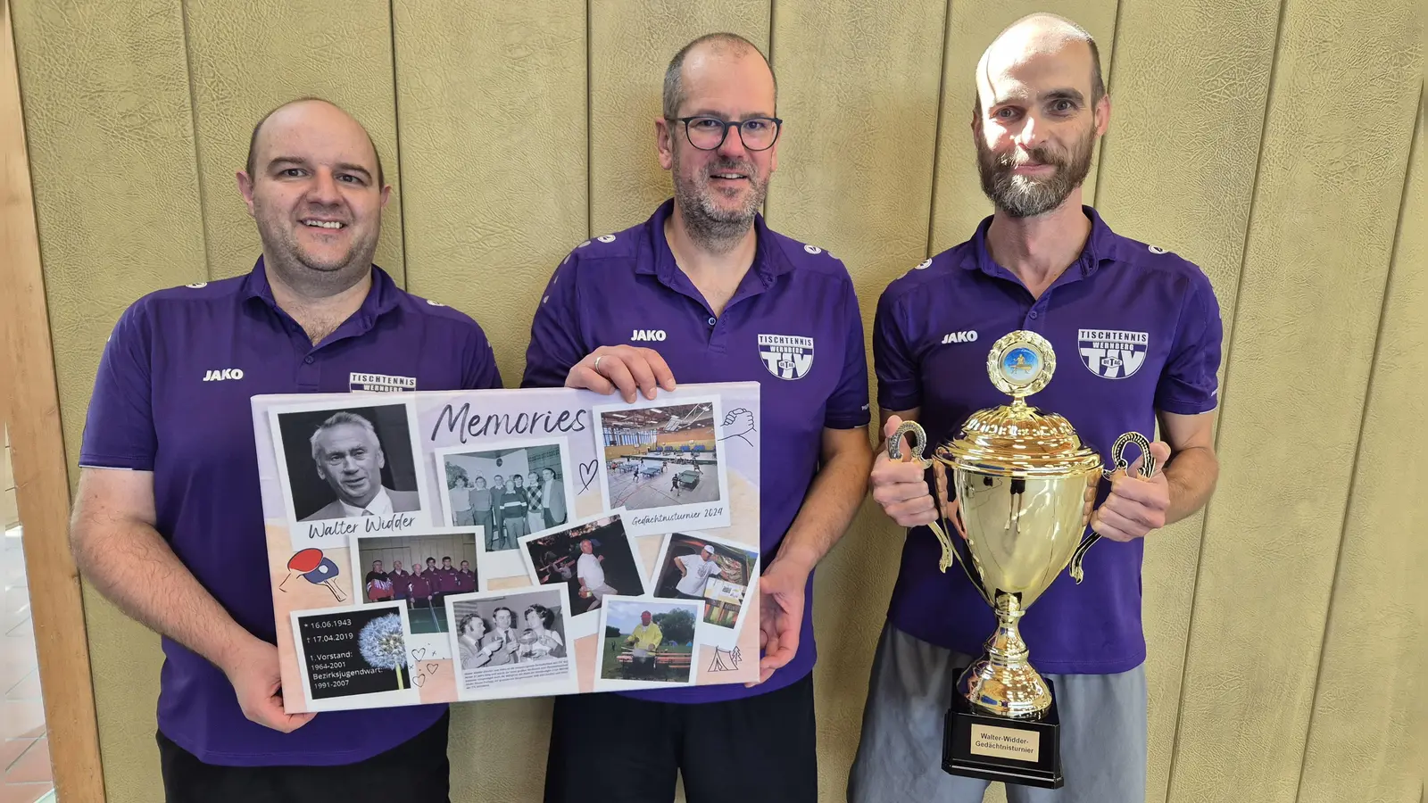 Die siegreiche Mannschaft des TSV Detag Wernberg mit dem Pokal und einer Collage mit Bildern aus dem TT-Leben von Walter Widder. (Bild: Hans Fleischmann)