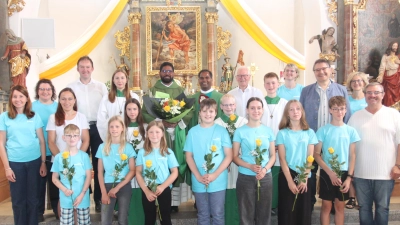 Die Pfarrei Neukirchen zu St. Christoph sagt Pfarrvikar Dr. John Palathinkal (hinten, linker Priester) „Vergelt's Gott”. (Bild: Anja Thalhauser)