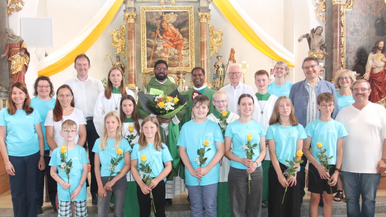 Die Pfarrei Neukirchen zu St. Christoph sagt Pfarrvikar Dr. John Palathinkal (hinten, linker Priester) „Vergelt's Gott”. (Bild: Anja Thalhauser)