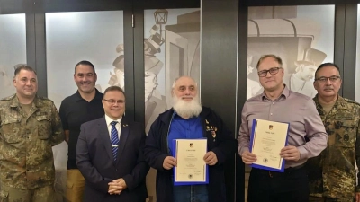 Von links nach rechts, Stellvertretender Kommandant DMV Grafenwöhr, Hptm Kevin Dörrer, 1. Vorsitzender SU d.R. Thomas Ernstberger, Org.Leiter Kreisgruppe Opf.-Nord HptFw d.R. Hartmut Schütze, Walter Stelzer, Frank Neubauer und Ehrenkreisvorsitzender Oberstlt. d.R. Jürgen Hofmann. (Bild: Jürgen Hofmann )
