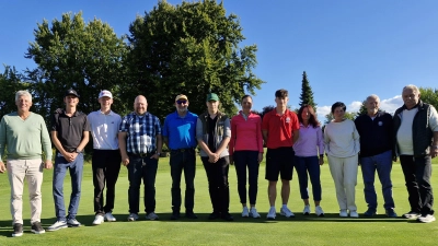 Der Sponsor (4. von links) mit den Gewinnern (Bild: Andrea Graf)