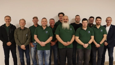 Die Vorstandschaft 2026 des Fischereivereins Rieden mit Erstem Vorsitzenden Robert Scherer (7.v.l.), Zweitem Vorsitzenden Andreas Teich (9.v.l.) und Bürgermeister Erwin Geitner (r.) (Bild: Michael Rabenhofer)