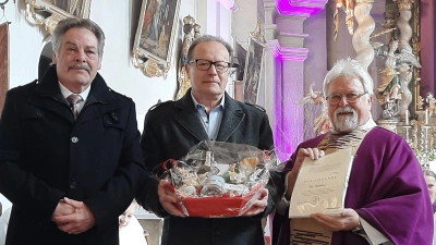 Pfarrer Arnold Pirner (rechts) und PGR-Sprecher Willi Köllner (links) danken Peter Hentschel für 20 Jahre Mitarbeiter im Pfarrgemeinderat Luhe. (Bild: Rita Gleißner)