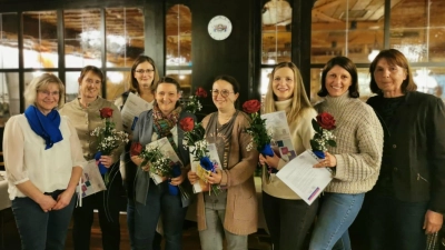 Links im Bild Vorsitzende Brigitte Fütterer und Rechts im Bild Inge Trotmann von der Bezirksvorstandschaft mit den Neumitgliedern des Katholischen Frauenbundes Wurz (Bild: Irmgard Forster)