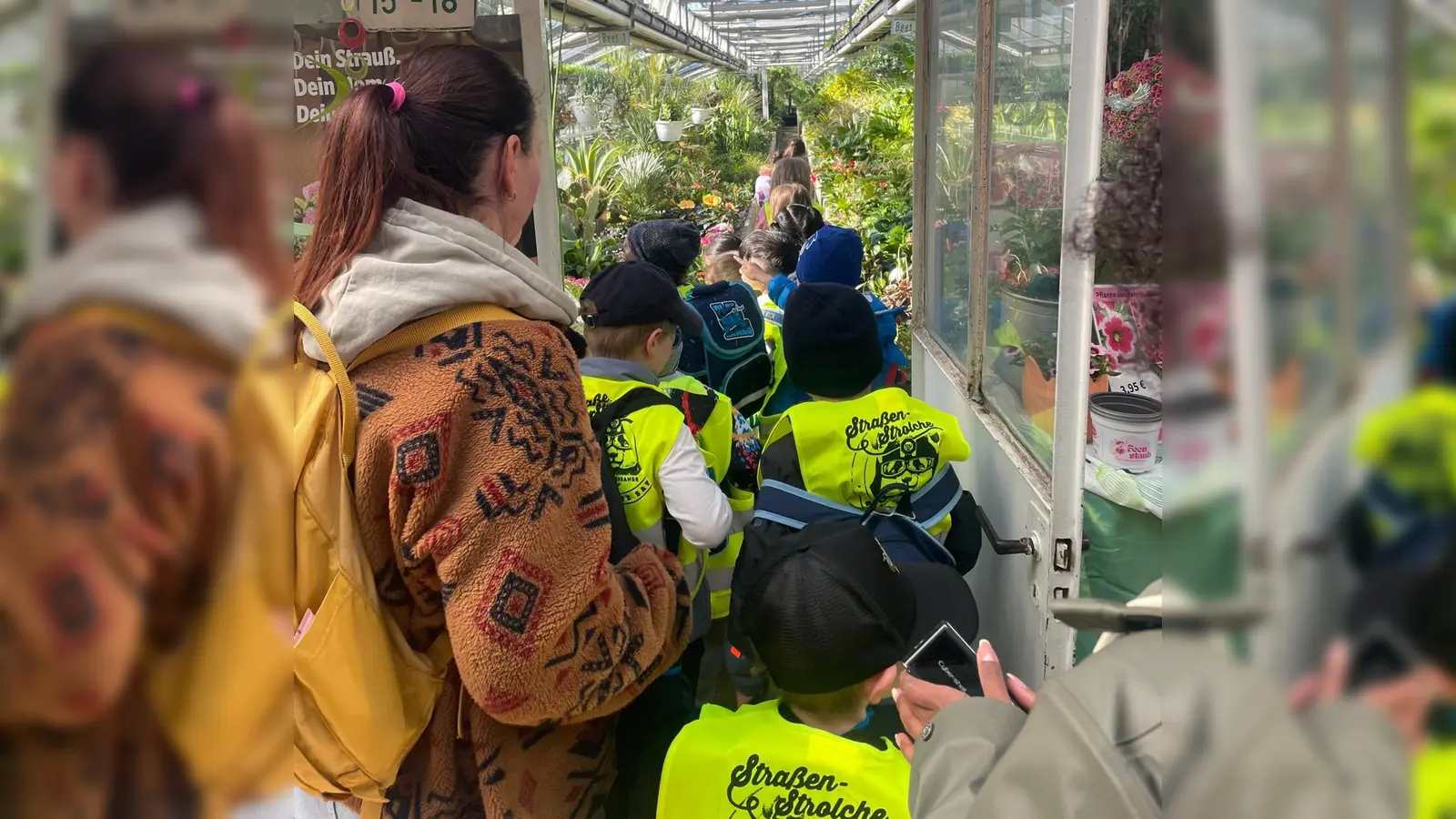 Kindergartenkinder in der Gärtnerei (Bild: Ronja Rupprecht)