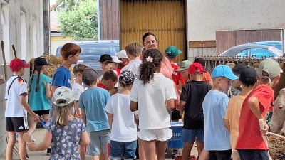 Im Kuhstall gab es für die Kinder viel zu entdecken. (Bild: Alfred Wulfänger)