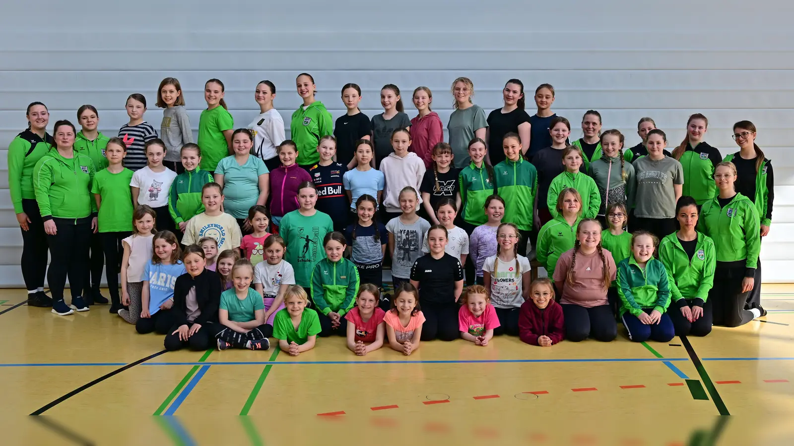 Gruppenbild der Jugend und Junioren mit dem Trainerteam von der Tanzgruppe Grün-Weiß e.V. (Bild: Michael Welnhofer)