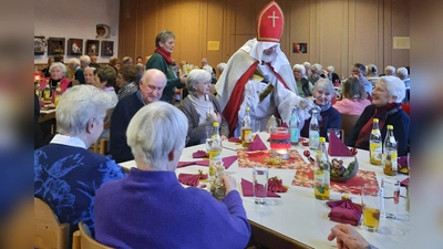 Die Gruppe St.Georg-60plus feiert mit Pressather Senioren Advent  (Bild: Martina Mielke)