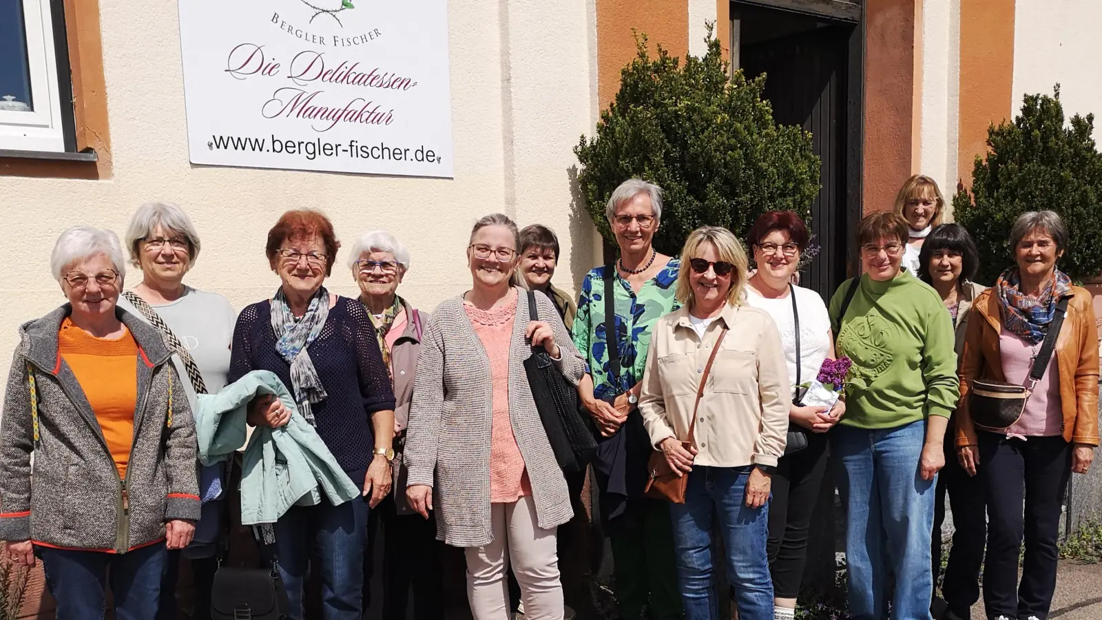 Die Ausflugsgruppe des Kath. Frauenbundes bei der Ankunft vor der Delikatessen-Manufaktur. (Bild: Beate Krieger)