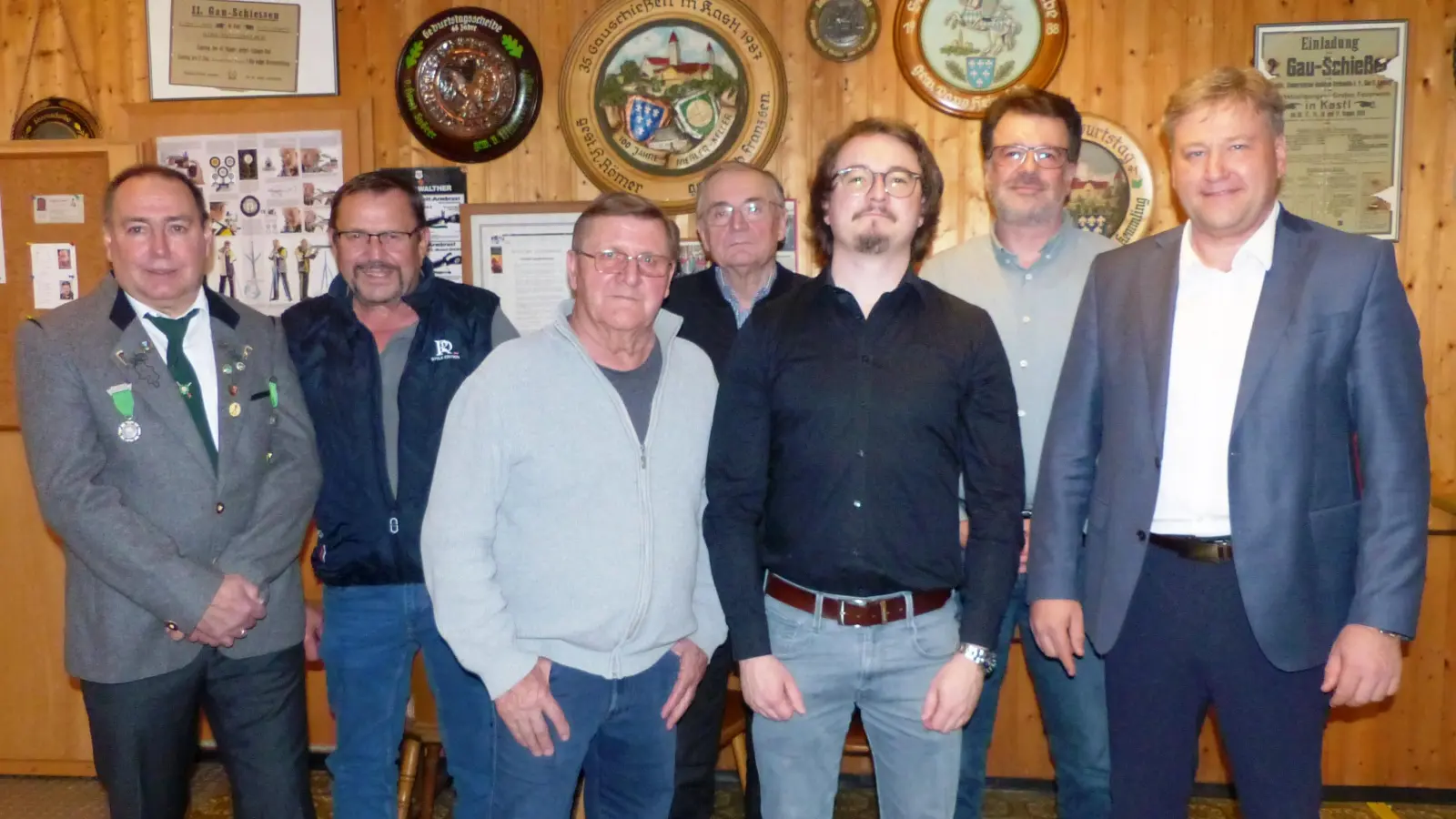 Die langjährigen- verdienten Mitglieder der Schützengesellschaft Kastl. Von links: Holger Hennig, Georg Popp, Karl Schaller, Hermann und Robert Schwarzferber, Alexander Weigert und Stefan Braun (Bild: Josef Piehler)