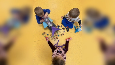 Die Kinder haben Spaß beim Basteln. (Bild: Katharina Fellner)