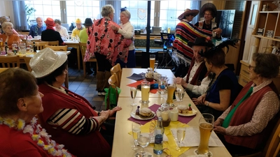 Froh und heiter ging es bei den AWO-Senioren am Faschingsnachmittag mit Alleinunterhalter Lothar Schülein zu. (Bild: Fred Lehner)