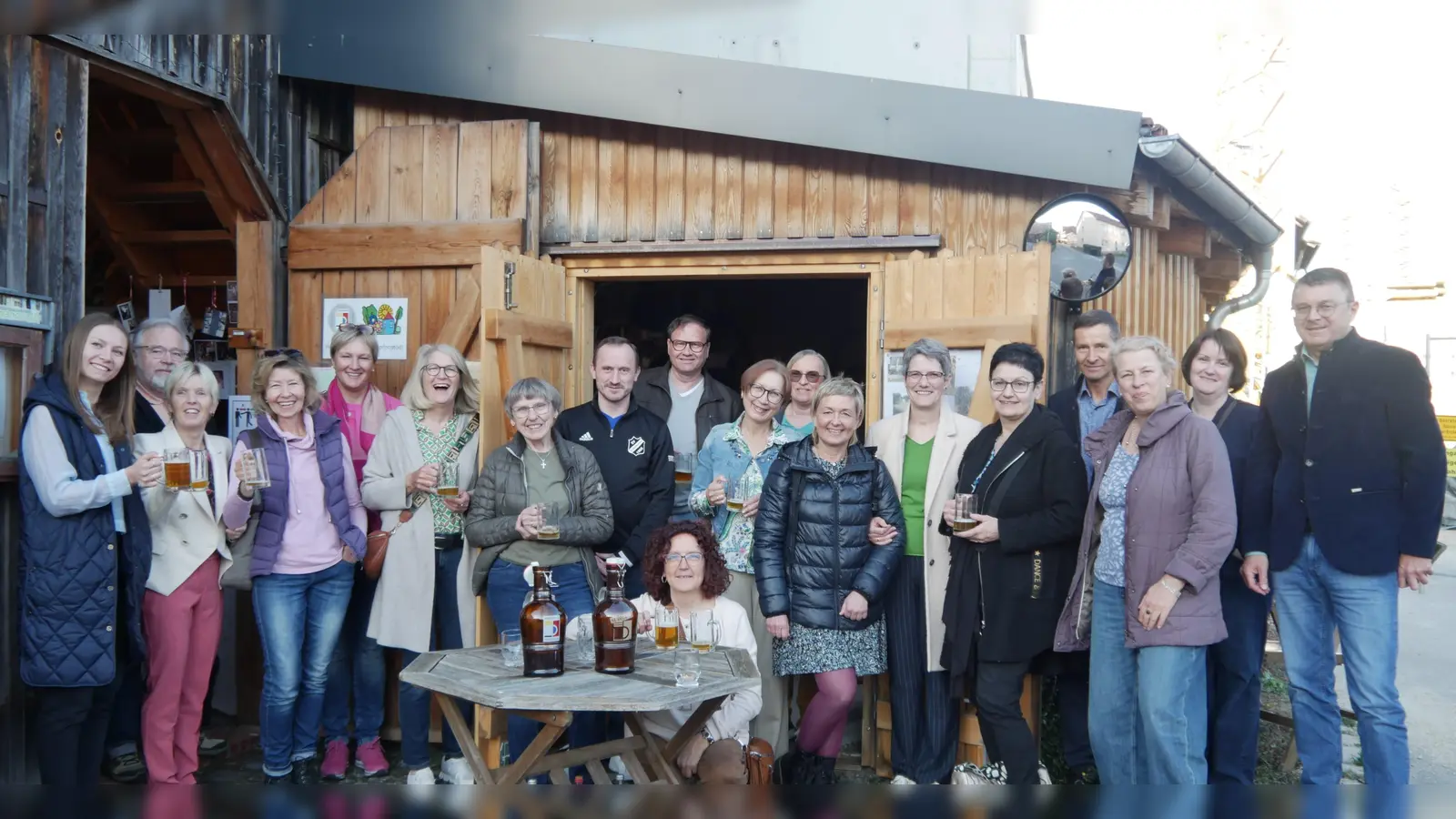 Vor dem Hopfenmuseum stoßen die Leiterinnen der Ski- und Fitnessgymastik mit ihren Teilnehmern, sowie dem 1.Vorsitzenden des SV Illschwang Martin Luber (8. von links) und dem Vorsitzenden des Gartenbauvereins Illschwang Wolfgang Stowasser (2. von links) auf das 30-jährigen Bestehen an. (Bild: Norbert Weis)