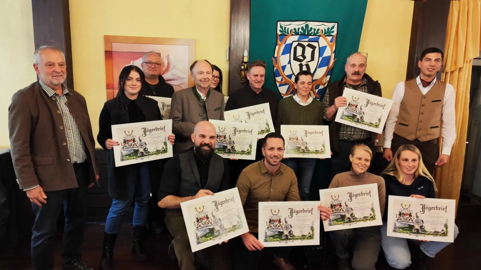 Die Jungjäger mit ihren Jägerbriefen mit 1. Vorsitzendem Hans Dittrich (links) und 2. Vorsitzendem Michael Singer (rechts). (Bild: Michael Singer)
