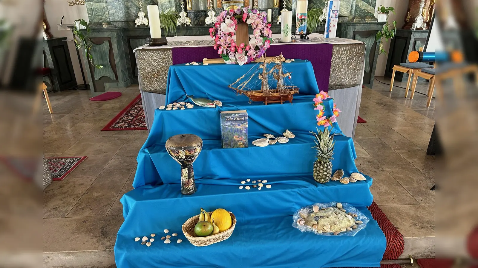 Der Altar wurden vom Frauenbund mit verschiedenen Gegenständen bestückt. (Bild: Johann Bauer)