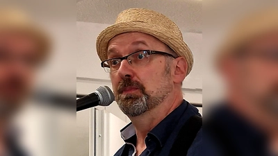 Hubert Treml wird mit seiner musikalischen Lesung „Stell Dir vor“, das Publikum am ersten Adventwochenende zum Nachdenken bringen. (Bild: Reinhard Kreuzer)