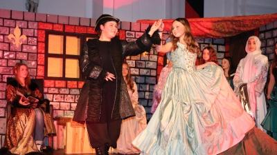 Die beiden Hauptdarstellerinnen Ronja Frank (10a) als Prinz und Alena Sommer (7b) als Aschenputtel beim Ball im königlichen Schloss. (Bild: Gerhard Skupin)