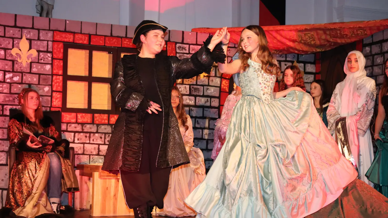 Die beiden Hauptdarstellerinnen Ronja Frank (10a) als Prinz und Alena Sommer (7b) als Aschenputtel beim Ball im königlichen Schloss. (Bild: Gerhard Skupin)