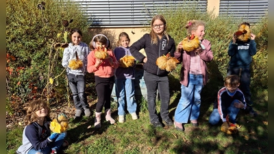 Die bunten Gartenkinder mit den selbst gebastelten Kürbissen (Bild: Sabine Schulz)