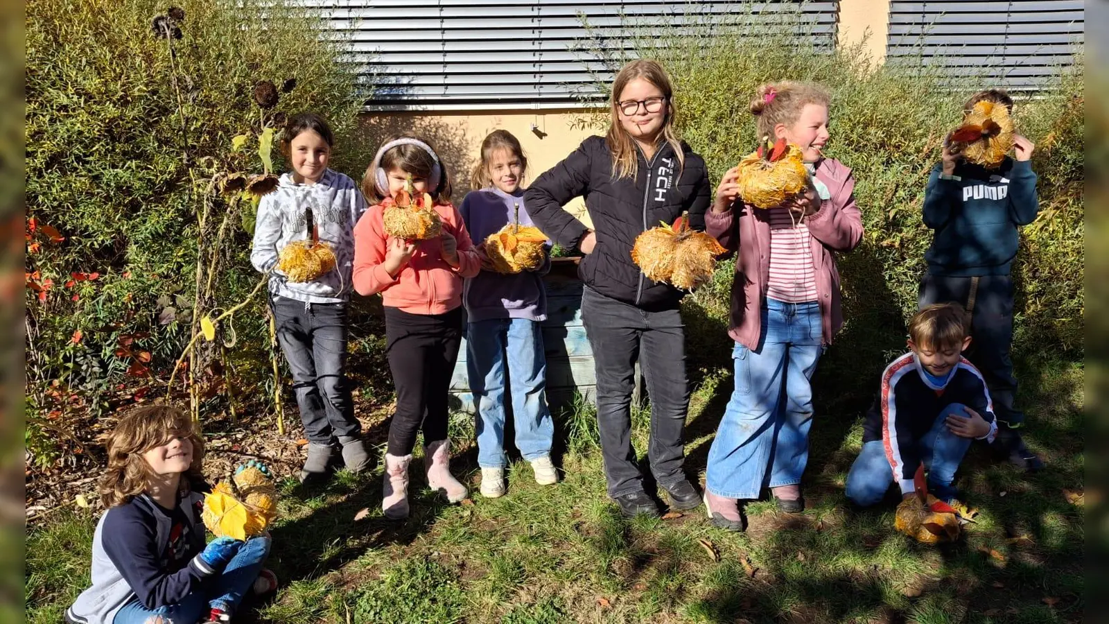 Die bunten Gartenkinder mit den selbst gebastelten Kürbissen (Bild: Sabine Schulz)