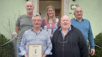 von links: Thomas Döhler, Ehrenmitglied Martin Schedl, Ute Döhler, Vorsitzender Michael Weiß und Hubert Fleischmann von der Ameisenschutzwarte Bayern  (Bild: Cornelia Straubinger)