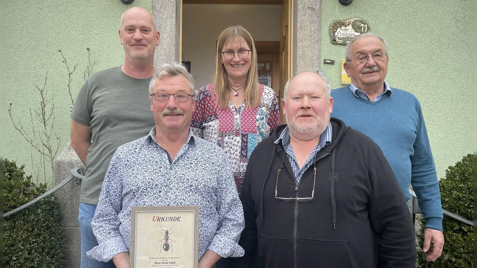 von links: Thomas Döhler, Ehrenmitglied Martin Schedl, Ute Döhler, Vorsitzender Michael Weiß und Hubert Fleischmann von der Ameisenschutzwarte Bayern  (Bild: Cornelia Straubinger)