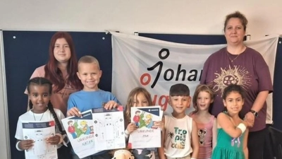 Die Erzieherinnen und die Kinder mit den Urkunden. (Bild: Matthias Walk)