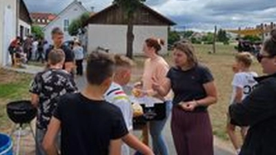 Schüler mit den Lehrkräften Dominik Eckert, Jana Vogel, Johanna Seifert und Laura Frank (JaS), v.l. (Bild: Jan Wiltsch)