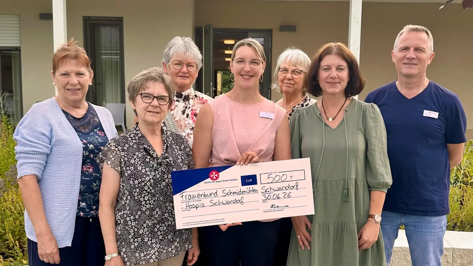 V.l.n.r.: Maria Renghart, Rosi Obermeier, Elfriede Pirzer, Katharina Salbeck (Hospizleitung), Lydia Hofmann, Barbara Hierl, Manfred Seitz (Pflegedienstleitung Hospiz). (Bild: Leonie Klemen)