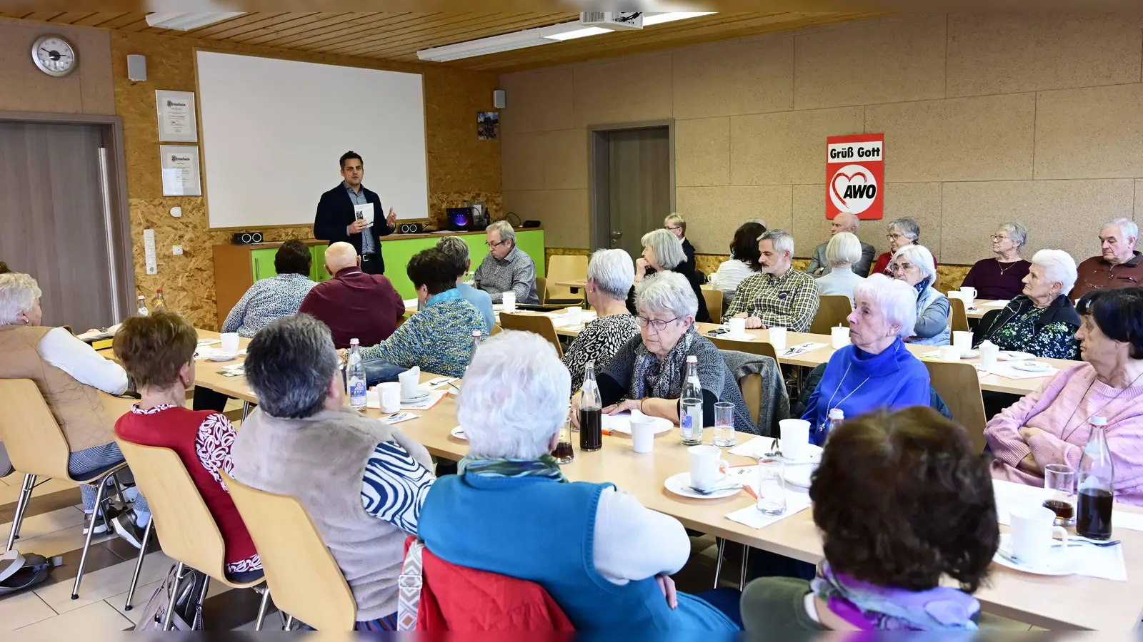 AWO Jahreshauptversammlung im MGT Am Sandradl 20. Bürgermeister Rudolf Teplitzky beim Grußwort (Bild: Michael Welnhofer)