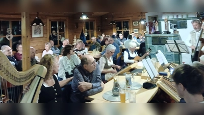 Die Musikanten in der gut gefüllten Strobelhütte (Bild: Georg Hüttner)