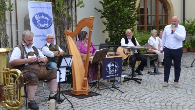 Begrüßung der Gäste mit den „Blechernen Sait´n”, „Bebbo” Schuller und Bürgermeister Marcus Eichenmüller (Bild: Josef Schuller)