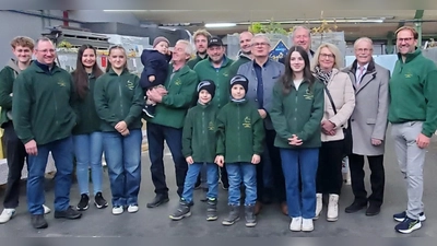 Die aktiven Aussteller des Kaninchenzuchtvereins B826 Konnersreuth zusammen mit Vereinsvorsitzendem Reinhard Wurm, MdL Martin Scharf, Bürgermeister Max Bindl und der Familienbeauftragten der Gemeinde, Andrea Schwägerl (Bild: Andrea Zandt)