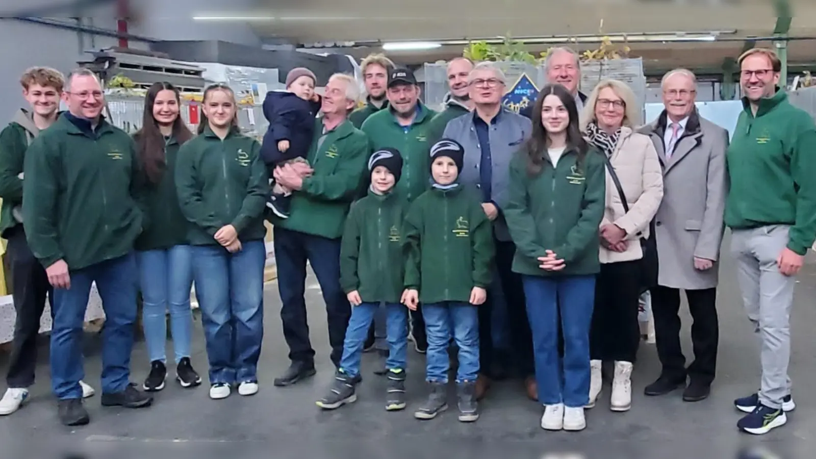 Die aktiven Aussteller des Kaninchenzuchtvereins B826 Konnersreuth zusammen mit Vereinsvorsitzendem Reinhard Wurm, MdL Martin Scharf, Bürgermeister Max Bindl und der Familienbeauftragten der Gemeinde, Andrea Schwägerl (Bild: Andrea Zandt)