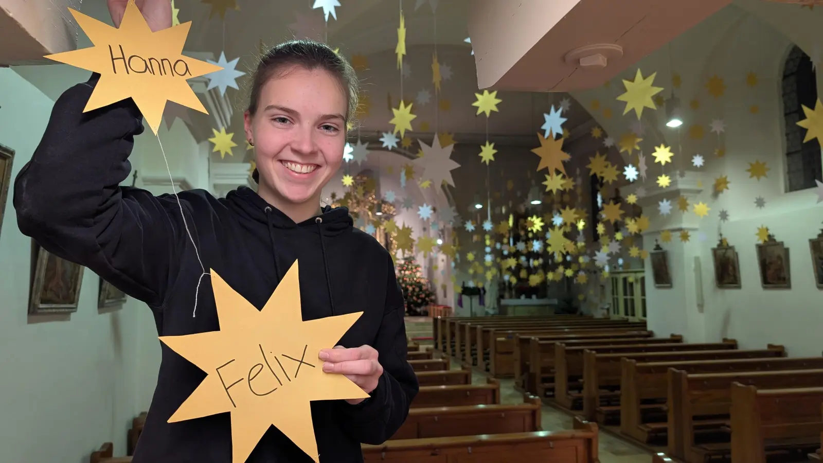 1000 Sterne in verschiedenen Farben und Größen hängen vom Gewölbe des Gotteshauses St. Vitus in Ursensollen und schaffen eine einzigartige Atmosphäre. <br>Die Minis laden am 26. Dezember ein zur „Andacht unterm Sternehimmel”. (Bild: Johannes Popp)