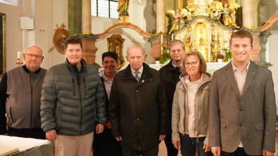 Die neue Fahrenbergmesnerin Lisa Käs (Zweite von rechts), mit ihren beiden Stellvertretern Georg Schmidbauer junior (rechts) und Sandro Reil (Zweiter von links). Mit im Bild: Der bisherige Mesner vom Fahrenberg Josef Riedl (Mitte), Kirchenpfleger Max Kick (links), PGR-Sprecherin Birgit Bergmann (Dritte von links) und Pfarrer Norbert Götz (Dritter von rechts). (Bild: Franz Völkl)
