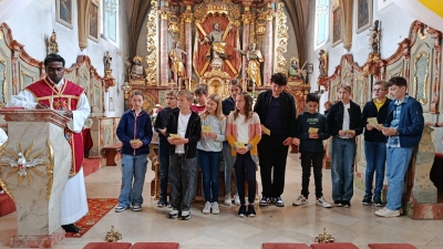 Die Firmlinge stellten sich im Pfingstgottesdienst vor. (Bild: Tanja Schlehuber)