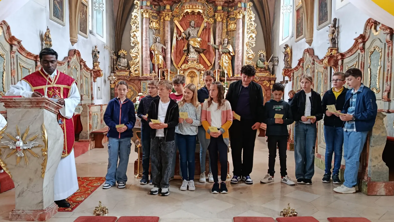 Die Firmlinge stellten sich im Pfingstgottesdienst vor. (Bild: Tanja Schlehuber)