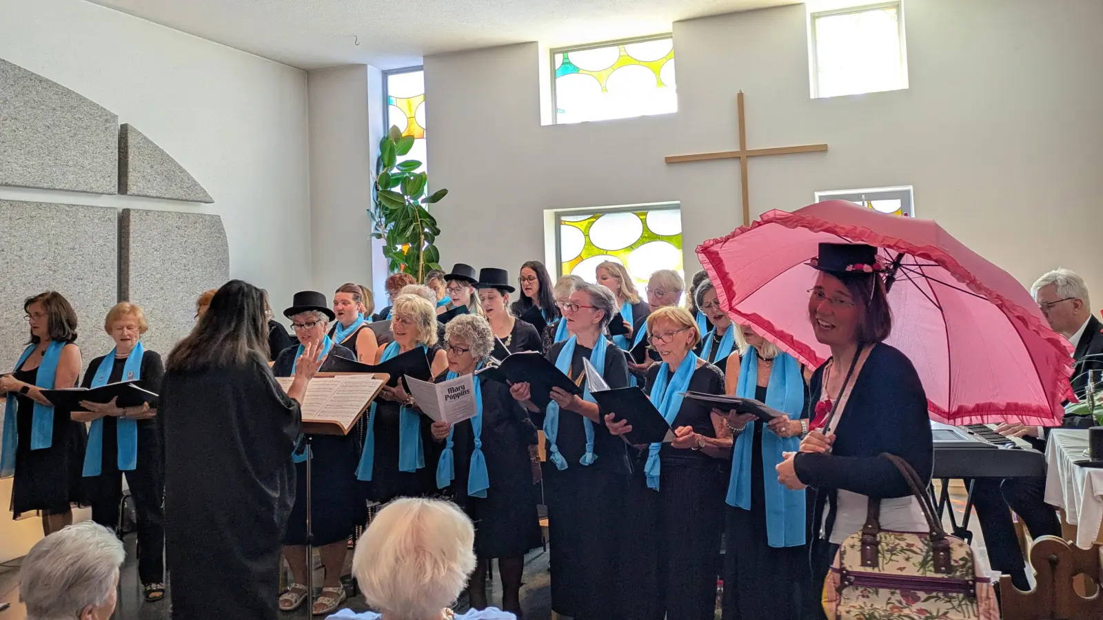 Mit ihrem Konzert im St. Michael-Zentrum machten die Sängerinnen von CHORisma unter der Leitung von Larissa Burgardt erlebbar, wie Musik Menschen verbindet, Erinnerungen weckt und Freude schenkt – ganz im Sinne ihres Schlussliedes: „Schön ist es auf der Welt zu sein.“ (Bild: Angelika Lingl)
