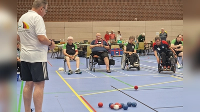 Mit ruhiger Hand zum Ziel: Beim Hallen-Boccia entschieden Präzision, Konzentration und taktisches Geschick über jeden einzelnen Punkt. (Bild: Reinhard Kreuzer)