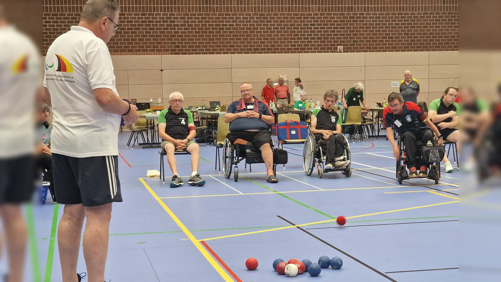 Mit ruhiger Hand zum Ziel: Beim Hallen-Boccia entschieden Präzision, Konzentration und taktisches Geschick über jeden einzelnen Punkt. (Bild: Reinhard Kreuzer)